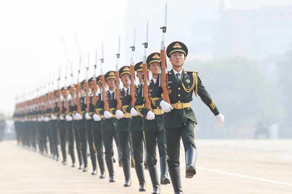 首页 图片聚焦  在国庆阅兵仪式上,金猴皮鞋以崭新的姿态亮相.